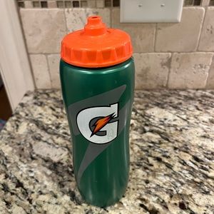 Gatorade water bottle. Plastic. Make an offer and I’ll ship within 24 hours.